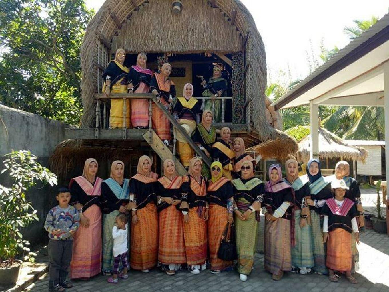 Day Tour Hand weaving Tradisional village & Beach Tour